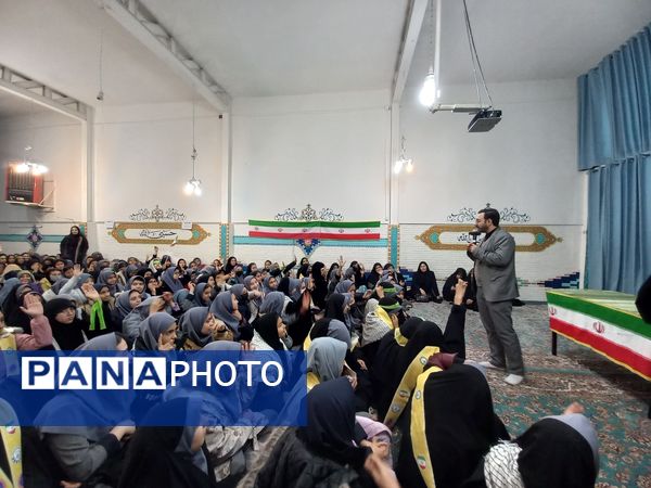 استقبال گرم دانش آموزان از پیکر شهید گمنام در دبیرستان امجدی یک ناحیه ۵ 