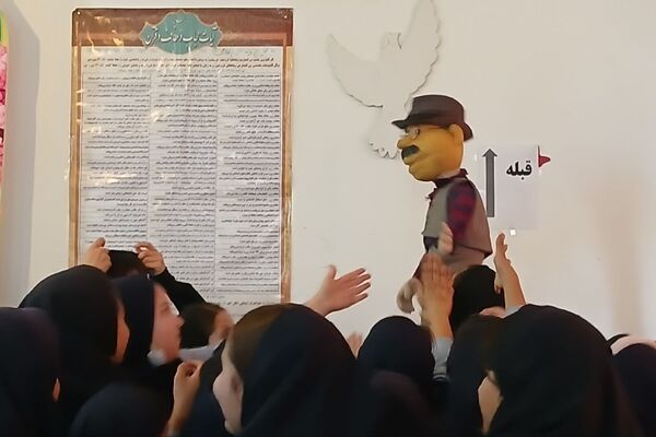 دهه فجر با رنگ شادی در دبستان سیاح‌مقدم رباط‌کریم