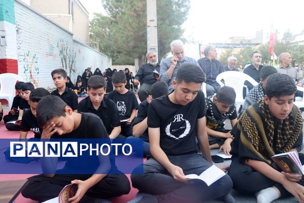 حضور پر رنگ نوجوانان در مراسم قرائت دعای زیارت عاشورا 