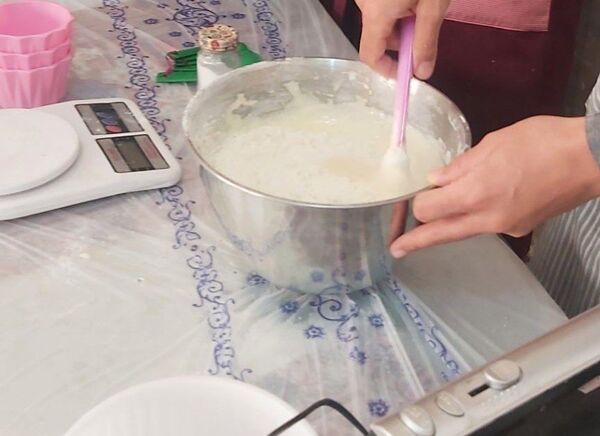 شیرینیِ دوستی اردوی دختران مهدیه در کارگاه شیرینی‌پزی کانون  امام خمینی(ره)