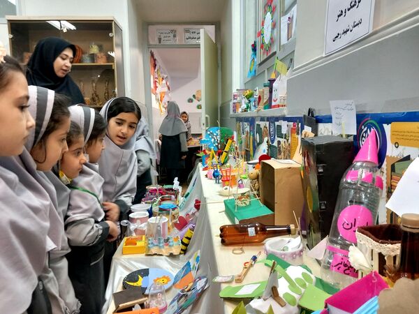 برپایی نمایشگاه هفته پژوهش در مدارس رباط‌کریم