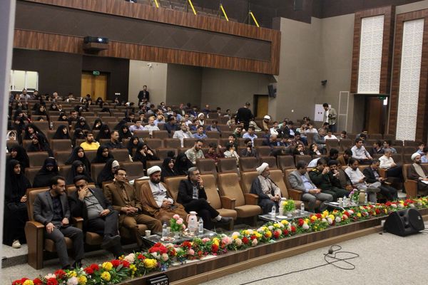 تقدیر از دانش‌آموزان و فرهنگیان برگزیده مسابقات قرآنی در استان قم