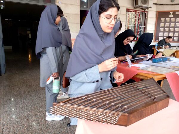 گرامیداشت روز حافظ و خوشنویسی در دبیرستان آرمینه مصلی نژاد ناحیه ۶