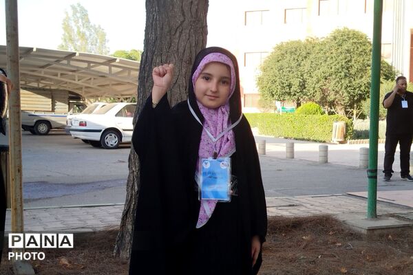 نوجوانان؛ پیشگامان میزبانی از مهمانان مراسم وداع و تشییع پیکر امام امت