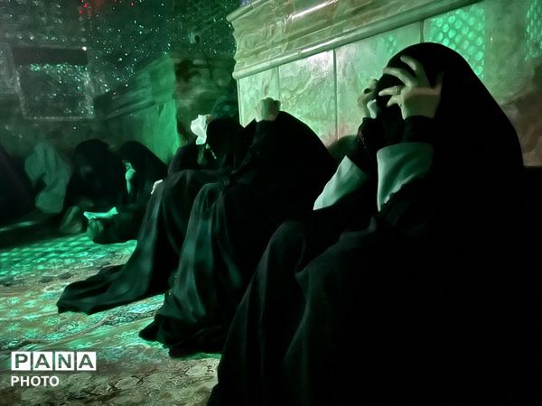 شبی پر از معنویت در امامزاده هادی ساوجبلاغ در شب‌های رمضان 