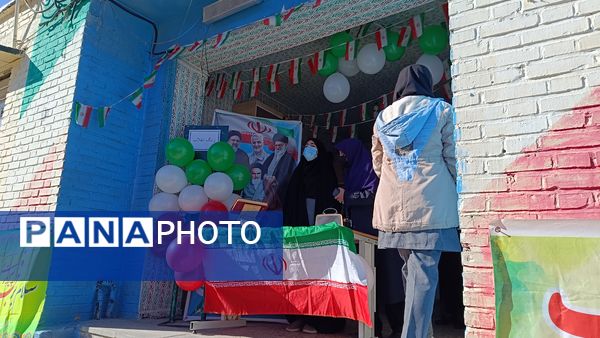  نواخته شدن زنگ انقلاب در مدرسه نمونه الزهرا  یاسوج