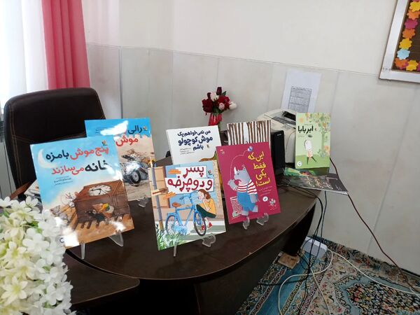 نسیم دانایی در کویر مروست: هفته کتاب و کتاب‌خوانی با شور و نشاط در مدرسه زینب(س) 