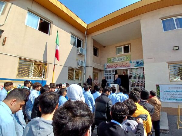  تجلیل از خانواده شهید سعید شاطرزاده در هفته شهدا 