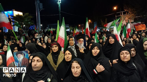 میدان امام خمینی (ره) شهرستان کوهدشت غرق در شور مردمی