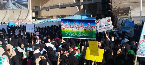 راهپیمایی سیزدهم آبان ماه با حضور دختران دبیرستان شاهد وارثان نور 
