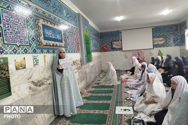  اقامه نماز جماعت دبیرستان هدی با حضور دانش‌آموزان پایه هفتم