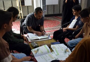 معلم؛ چراغی روشن در هر شرایط