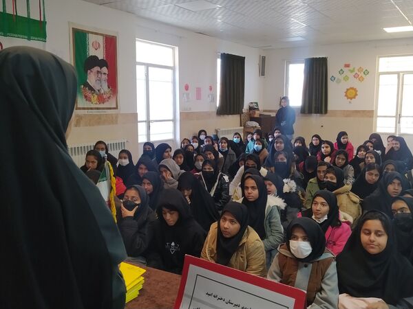 کارگاه آشنایی با فضای مجازی در دبیرستان دخترانه امید 