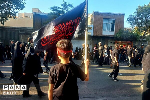 دسته عزاداران تهرانی به مناسبت شهادت امام حسین (ع)