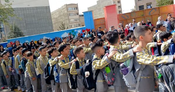 جشن‌شکوفه‌ها در‌ دبستان شهدای گمنام