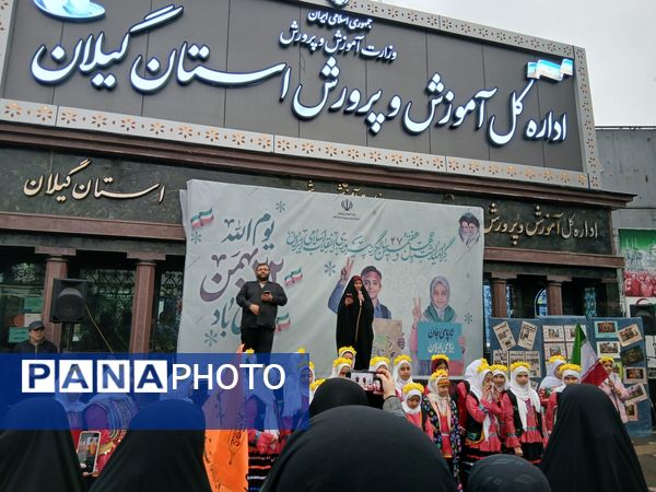 باران عشق وارادت به انقلاب همراه با باران‌ها ی نقره‌ای رشت