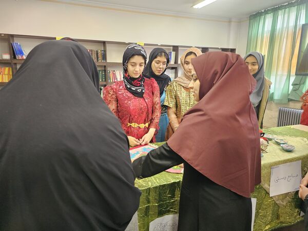 برپایی نمایشگاه علمی- پژوهشی و فرهنگی-هنری توسط دانش آموزان رشته علوم تجربی 