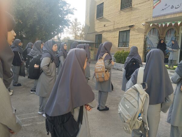 زنگ مهر، نوای امید در دبیرستان فرزانگان ۵ مشهد