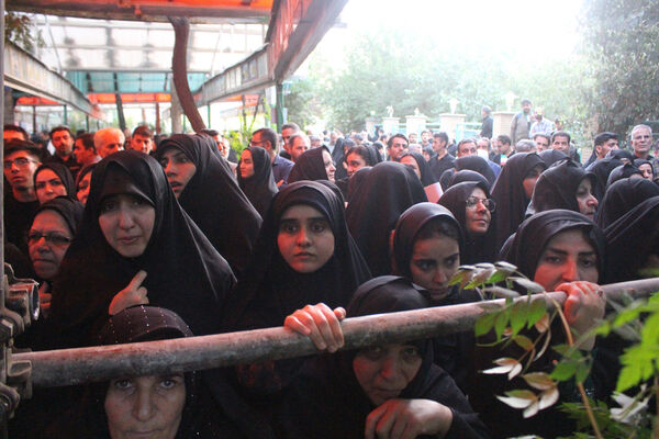 خاکسپاری نوجوان شهید «محمدحسین خاکی» در گلزار شهدای قم
