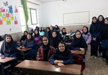 قدردانی از مقام مادر توسط دانش آموزان دبیرستان دانش نیا شهر قدس