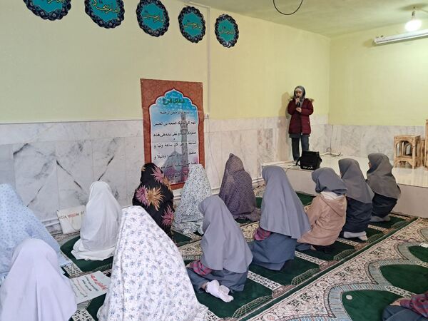 شرکت دانش‌آموزان مدرسه حضرت زینب(س) در نماز جماعت