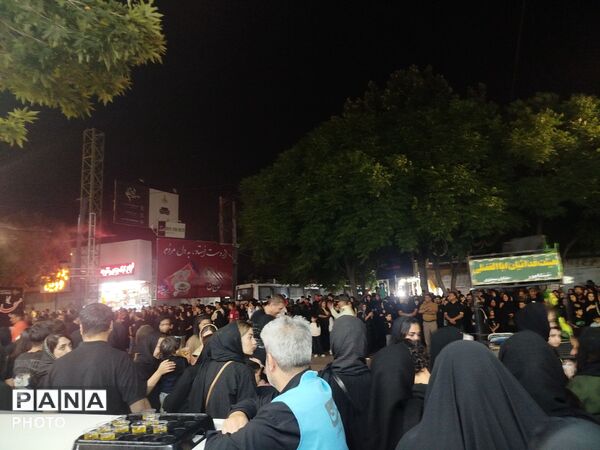 هیئت سینه‌زنی و زنجیرزنی در مسجد جامع نیشابور در شب عاشورا