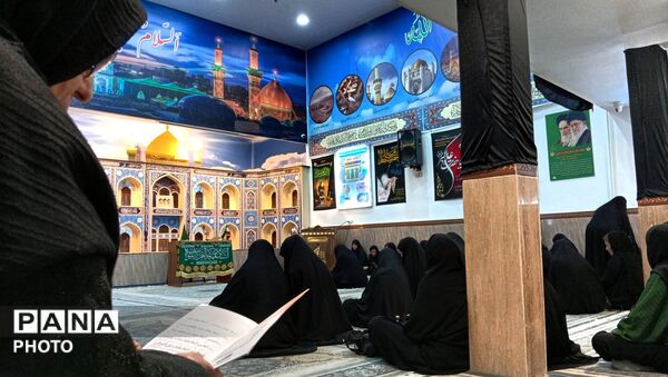 مراسم روضه محرم دختران دانش‌آموز در بیت‌الزهرا عتبات عالیات نظرآباد