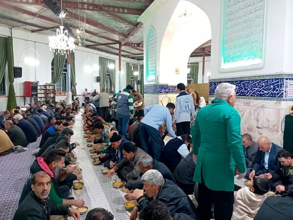 سفره افطار متبرک به آقا سید‌محمد(ع) در ماه مهمانی خدا در امامزاده سیدمحمد(ع) کاشمر