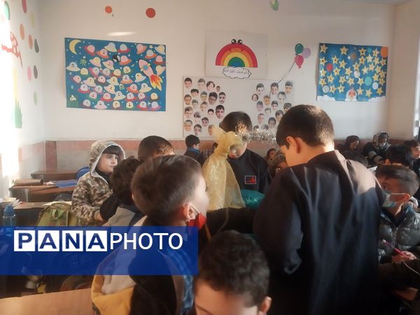 اهدای هدیه به معلمان به‌مناسبت میلاد حضرت علی (ع) و روز پدر در دبستان هیات امنایی فرهنگ