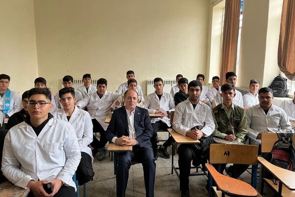وزیری که پس از ۴ دهه به هنرستان محل تحصیل خود رفت