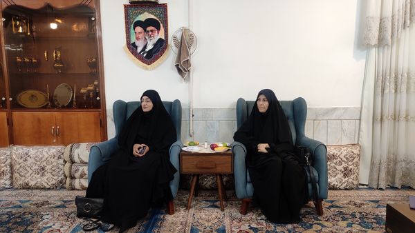 دیدار دانش‌آموزان  دبیرستان۲۲ بهمن با همسر شهید جانباز شیمیایی  شهرضا 