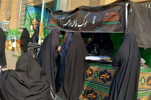 سوگواری فرهنگیان و دانش‌آموزان شهرستان قرچک در مدرسهٔ متوسطه اول بنیاد پانزده خرداد 