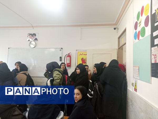 بازدید دانش‌آموزان دبیرستان شاهد شهید حمامی ناحیه۶ از رشته‌ها و فضای هنرستان