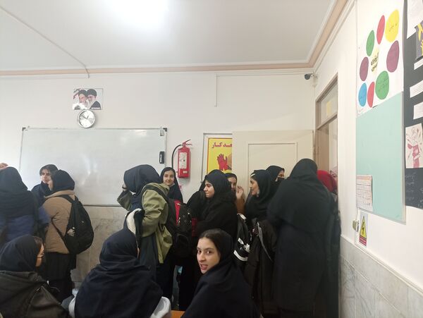 بازدید دانش‌آموزان دبیرستان شاهد شهید حمامی ناحیه۶ از رشته‌ها و فضای هنرستان