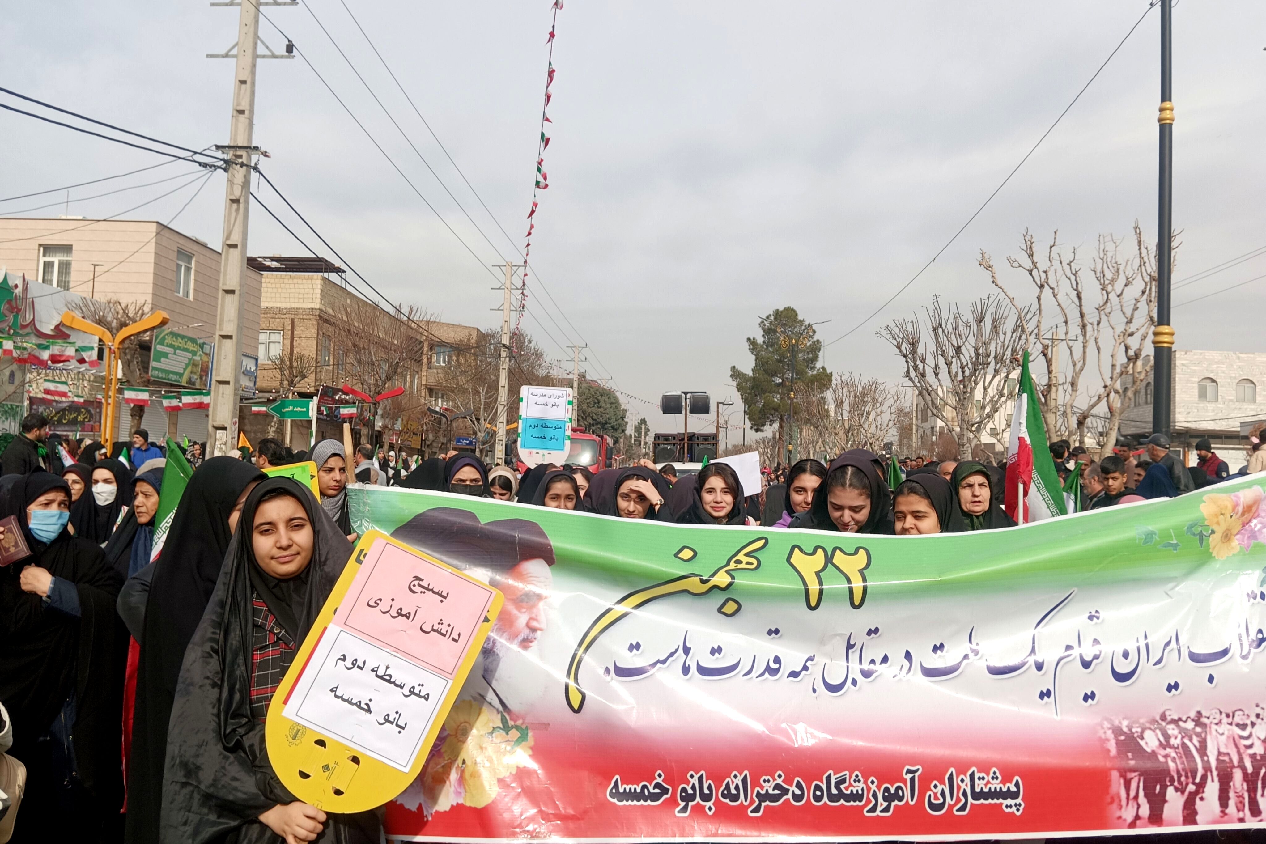 حضور دانش‌آموزان دبیرستان بانوخمسه در راهپیمایی22 بهمن رباط‌کریم 
