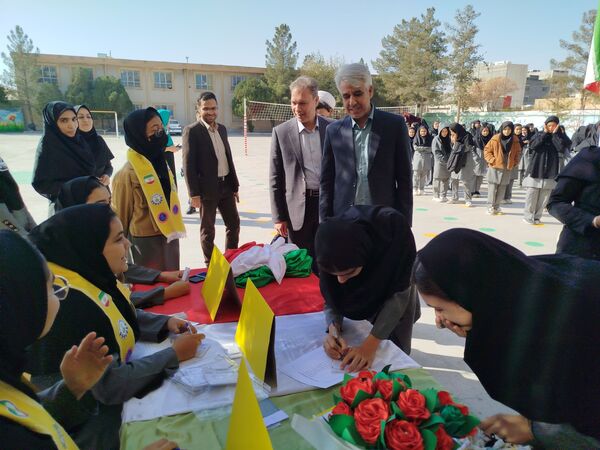 انتخابات شورای دانش آموزی در دبیرستان دخترانه امید 