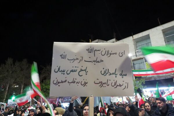 چهل روز از شهادت رهبرمان گذشت اما مردممان همچنان در میدانند