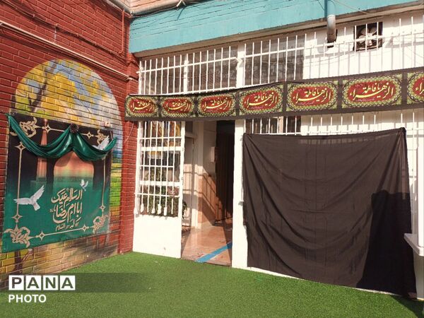 دبستان معراج منطقه ۱۰ تهران میزبان زائران مراسم تشییع رهبر شهید 