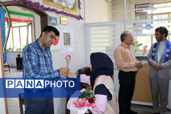 سپاس معلم در اداره آموزش و پرورش خراسان رضوی توسط دختران پیشتاز