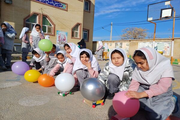 آزمایش ساخت ماشین بادکنکی در دبستان شاهد نرگس جاجرم