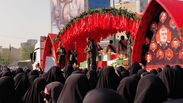 تشییع پیکر شهدای گمنام در دستان مردم کرج