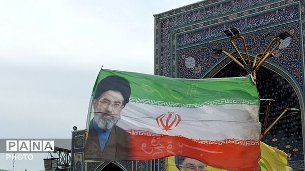 چهل هزار نوجوان بامشتهای گره کرده
