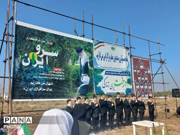 ادای احترام به دانش‌آموزان شهید میناب با کاشت نهال در رودسر