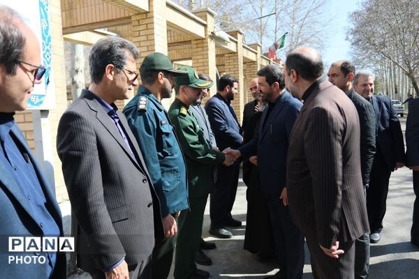 بازدید استاندار همدان از کارخانه خوراک دام و طیور نهاوند