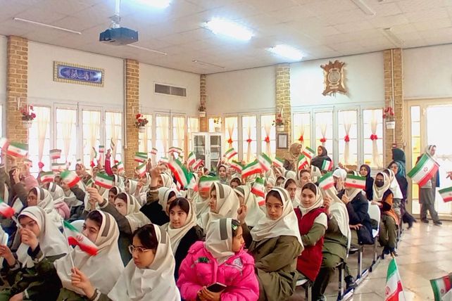 جشن پیروزی انقلاب اسلامی در مدرسه دکتر کیهانی1