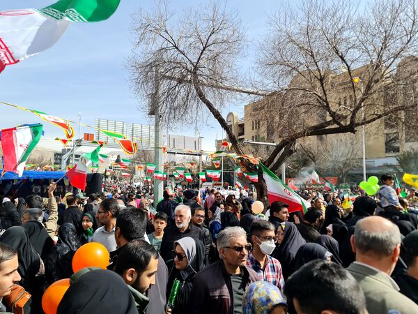 جلوه‌ای از وحدت و همدلی در راهپیمایی ۲۲ بهمن