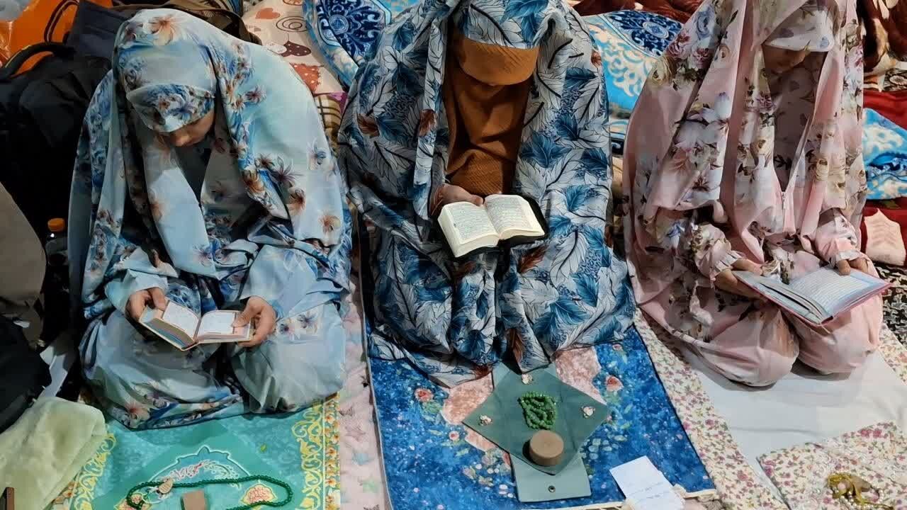 اعتکاف دختران دانش‌آموز قم در مسجد امام حسین(ع)