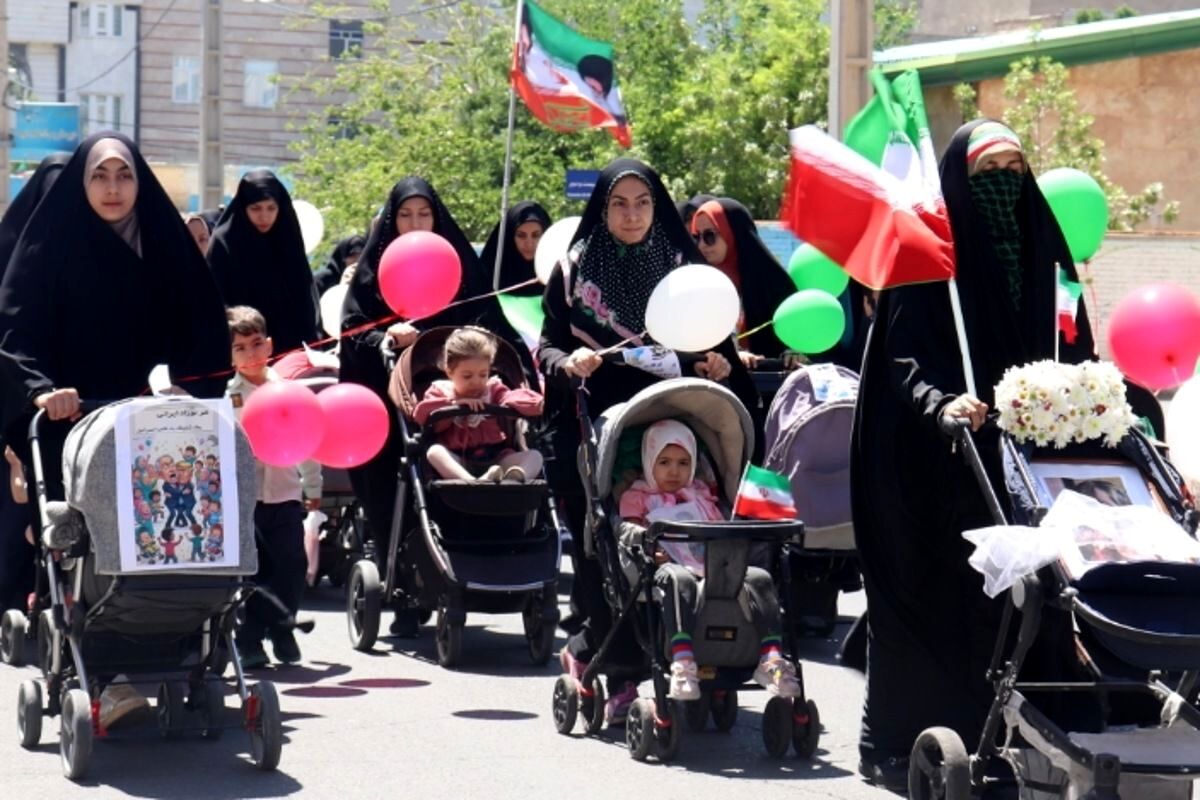 حرکت نمادین کالسکه‌های آذین‌بسته در اسلامشهر