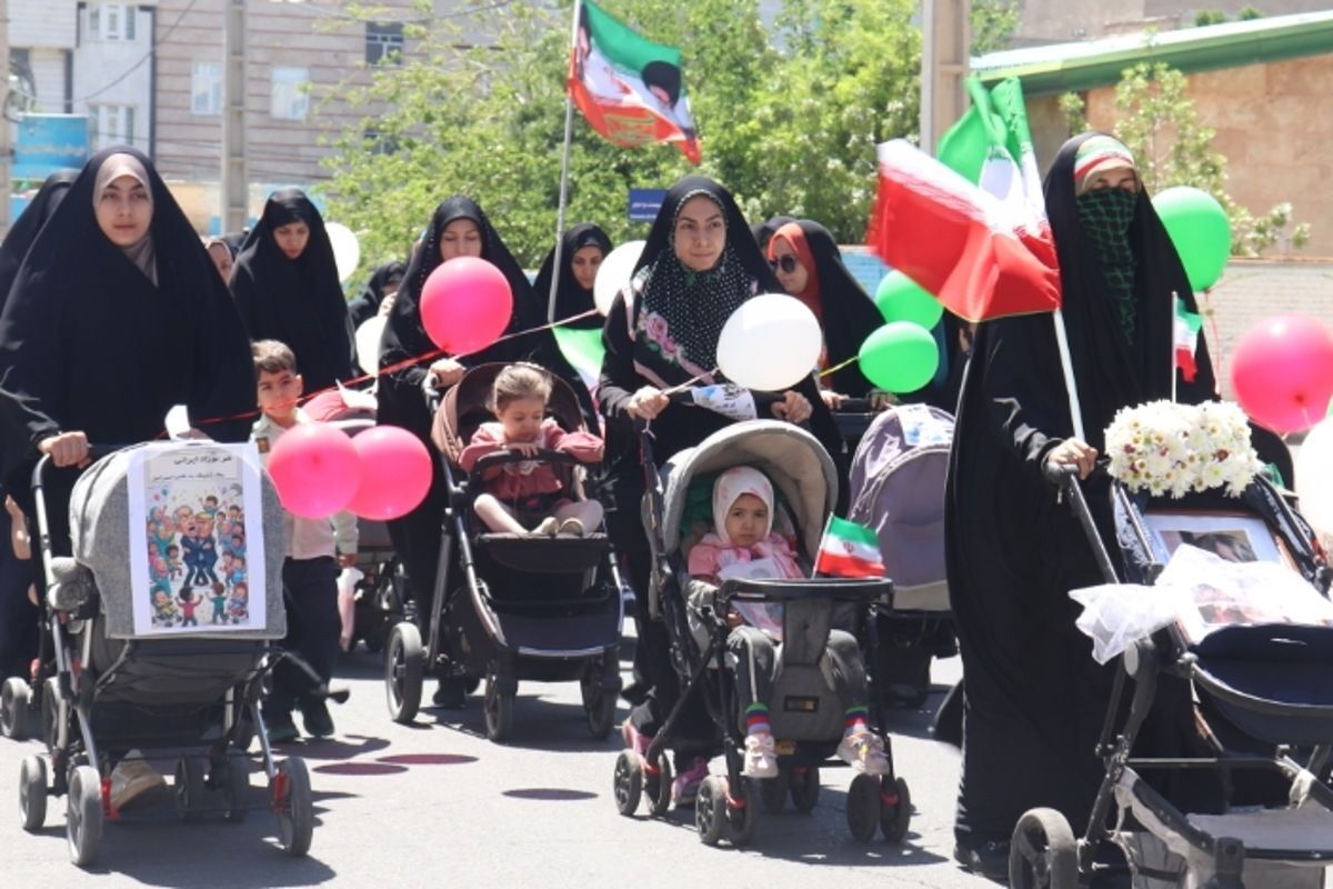حرکت نمادین کالسکه‌های آذین‌بسته در اسلامشهر