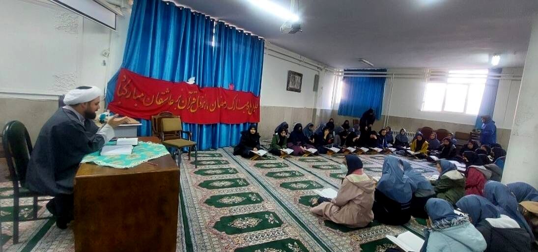 محفل همه‌روزه انس با قرآن کریم در دبیرستان شهید اردستانی